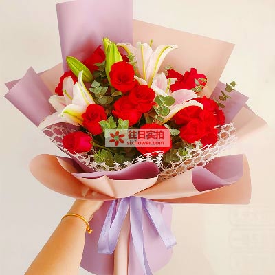 青岛18朵红玫瑰百合，真情相守一生